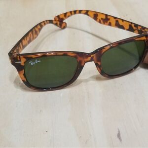 RAY BAN sunglasses & case unisex 80s / 90s Cheetah print.